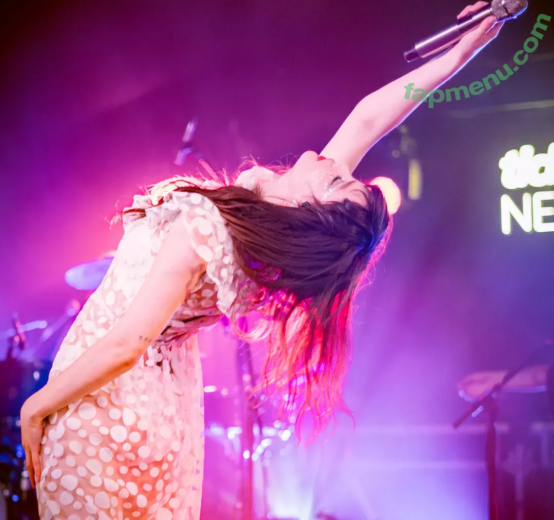 Lauren Mayberry nude photo #1043 (laurenevemayberry)