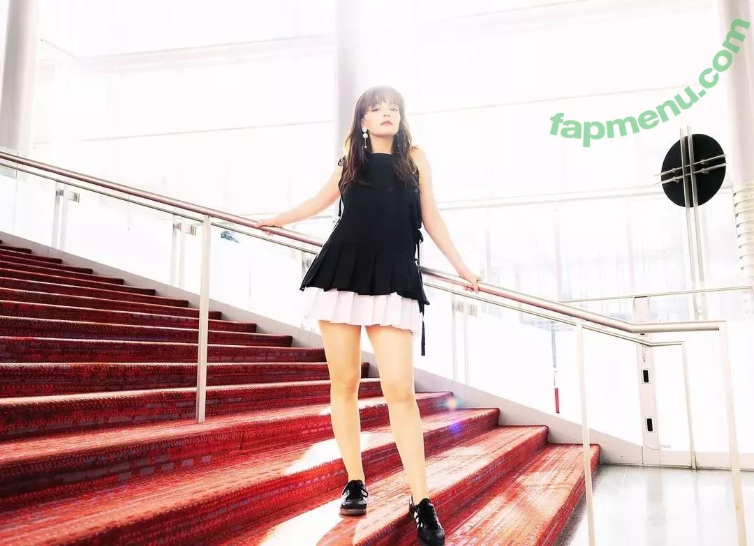 Lauren Mayberry nude photo #1096 (laurenevemayberry)