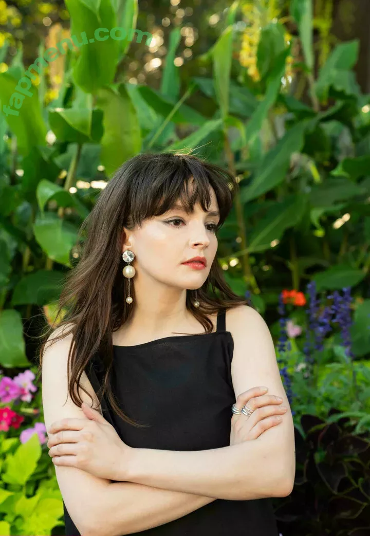 Lauren Mayberry nude photo #1099 (laurenevemayberry)