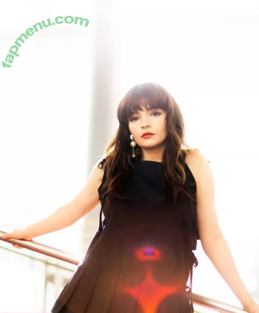 Lauren Mayberry nude photo #1101 (laurenevemayberry)