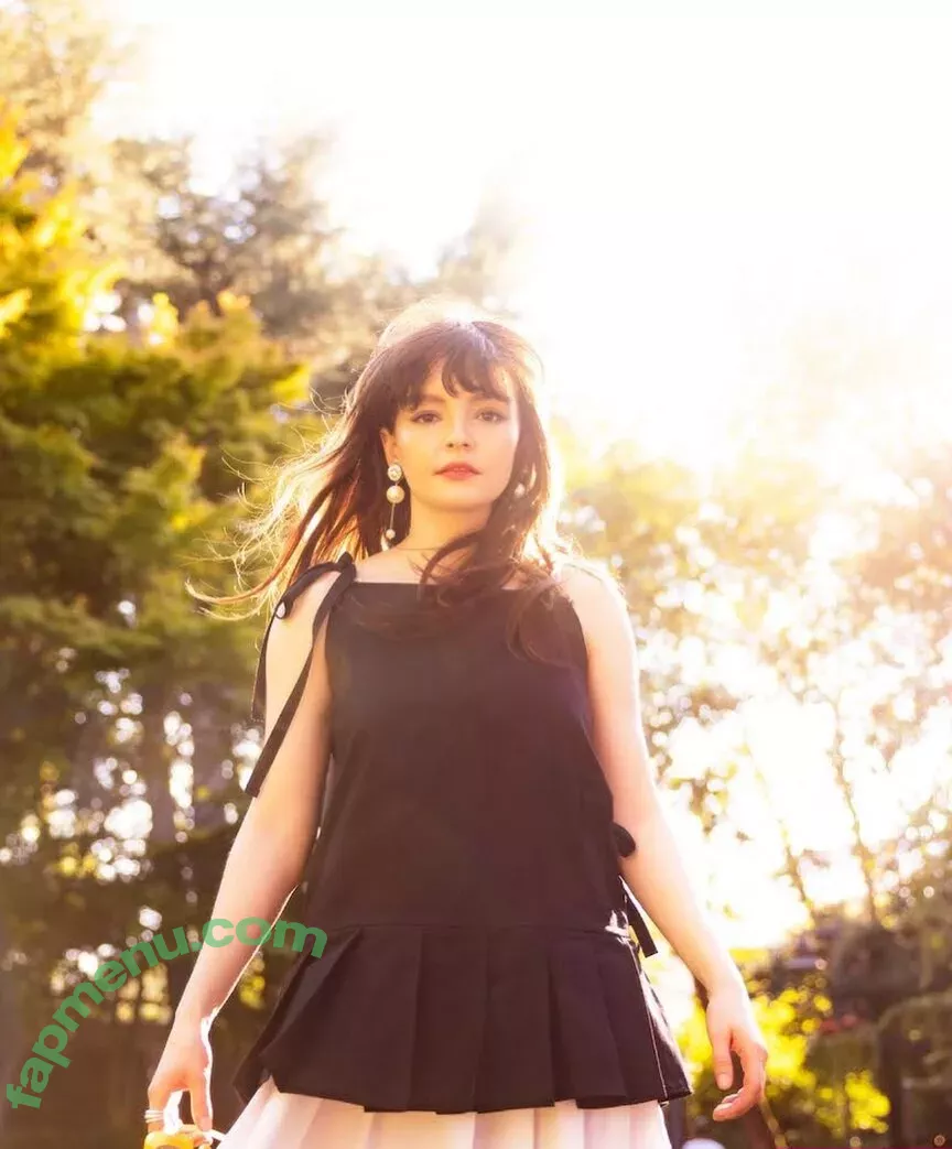 Lauren Mayberry nude photo #1104 (laurenevemayberry)