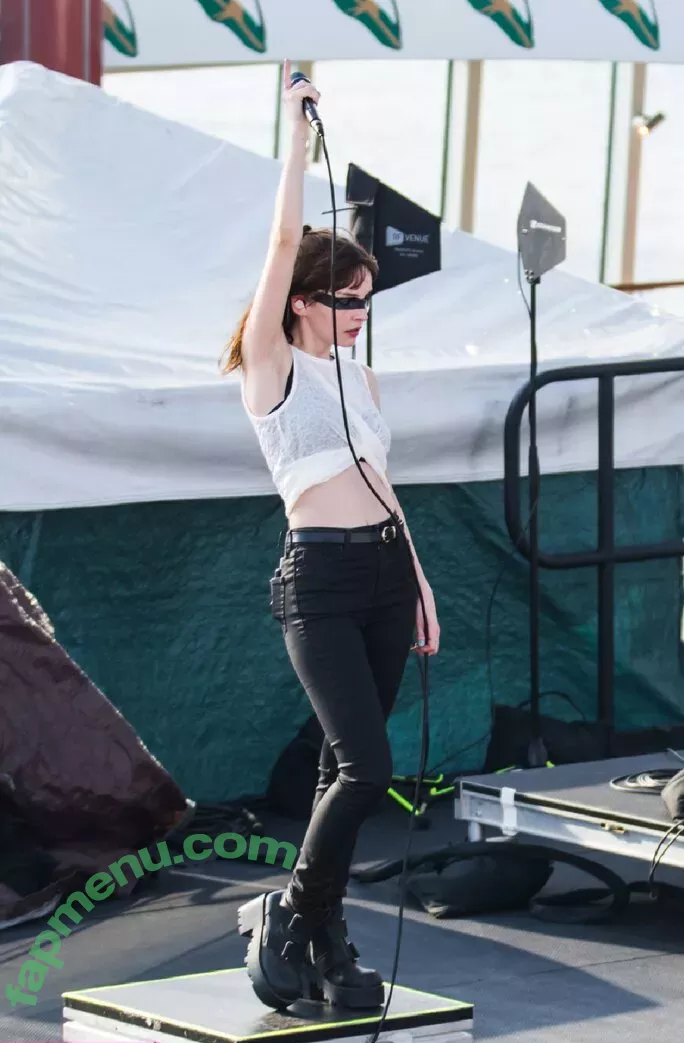 Lauren Mayberry nude photo #1105 (laurenevemayberry)