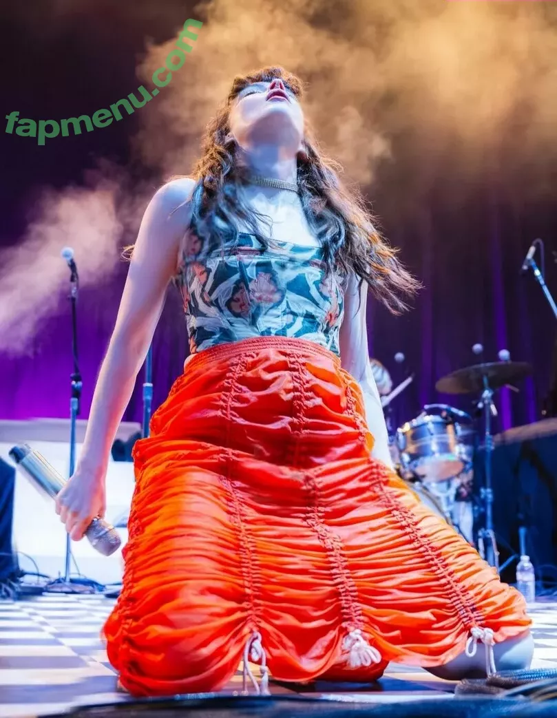 Lauren Mayberry nude photo #1114 (laurenevemayberry)