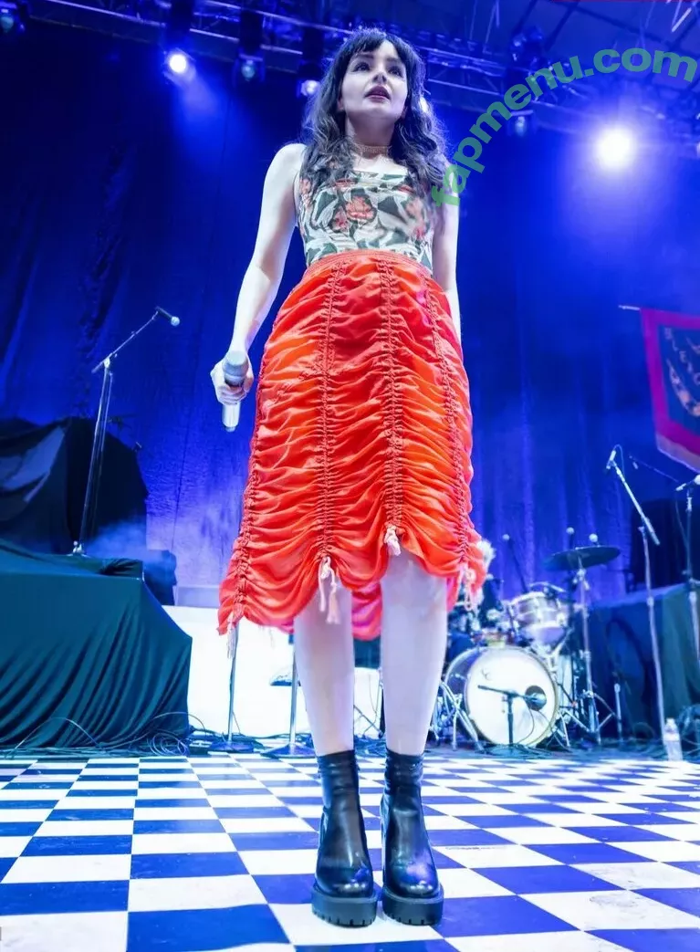 Lauren Mayberry nude photo #1117 (laurenevemayberry)