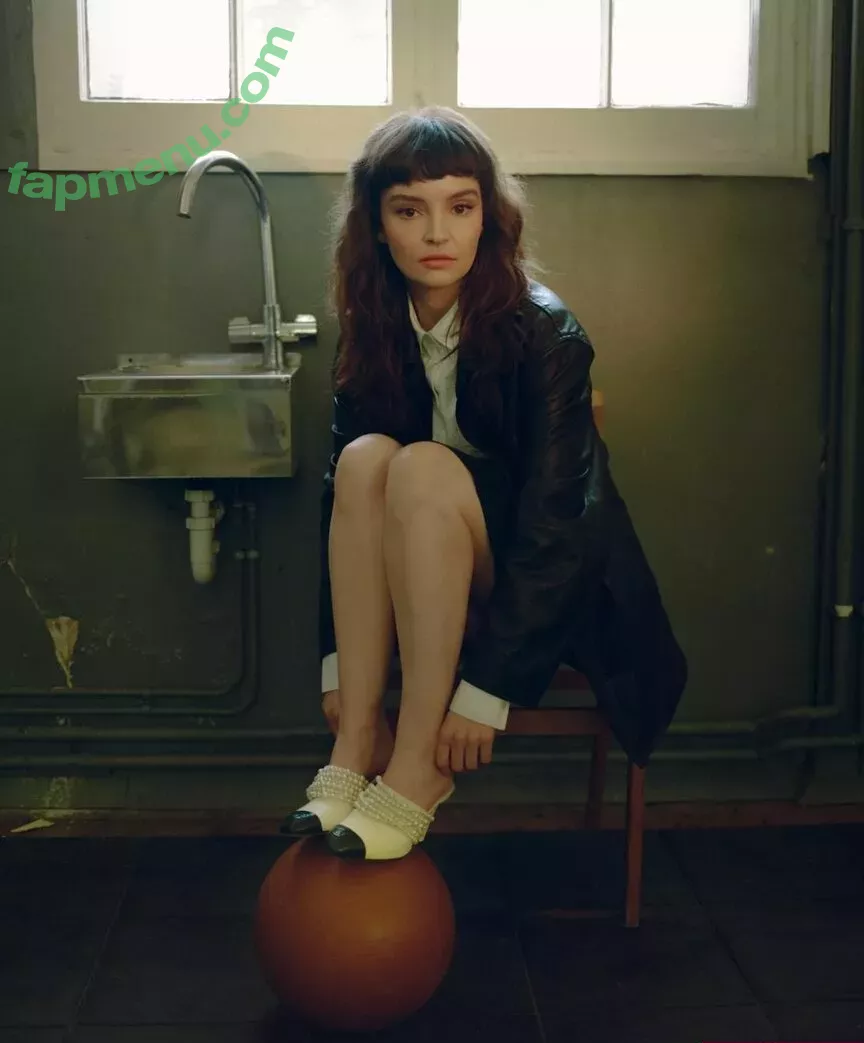 Lauren Mayberry nude photo #1163 (laurenevemayberry)