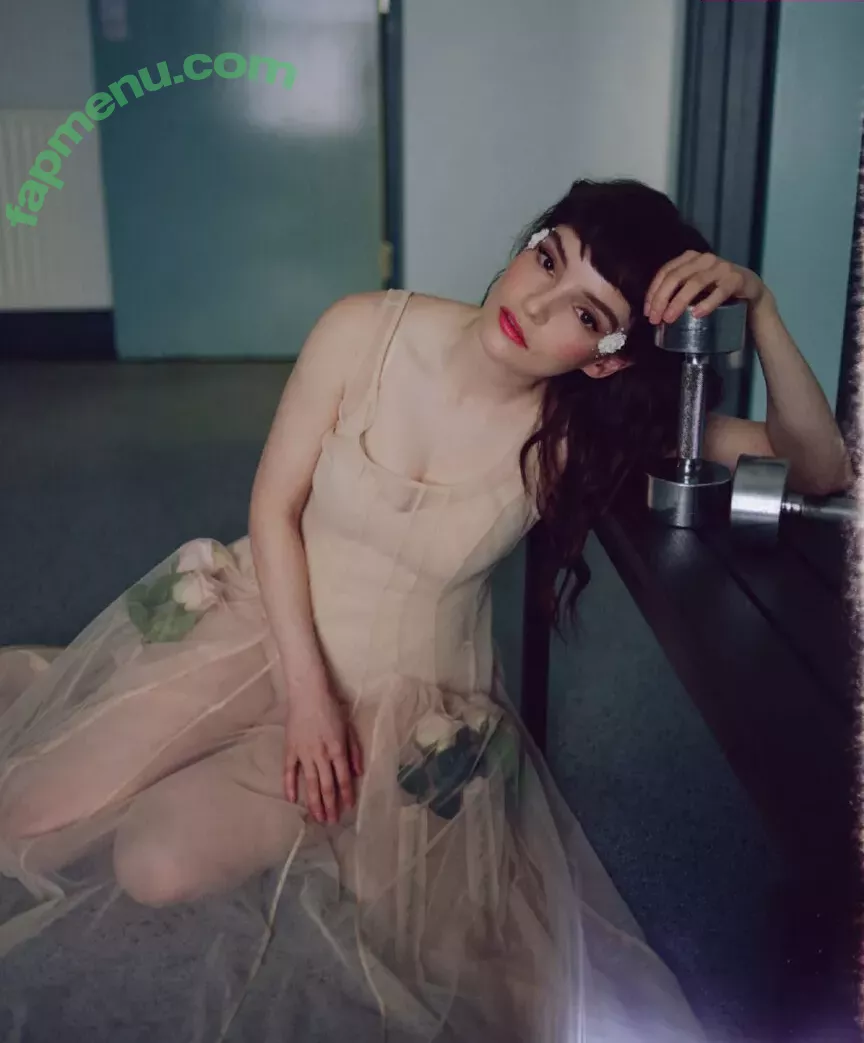 Lauren Mayberry nude photo #1174 (laurenevemayberry)