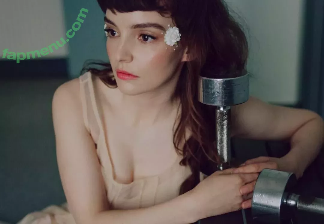 Lauren Mayberry nude photo #1178 (laurenevemayberry)