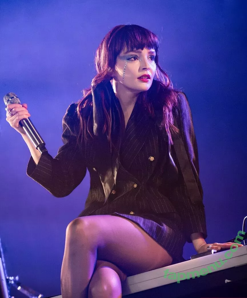 Lauren Mayberry nude photo #1199 (laurenevemayberry)