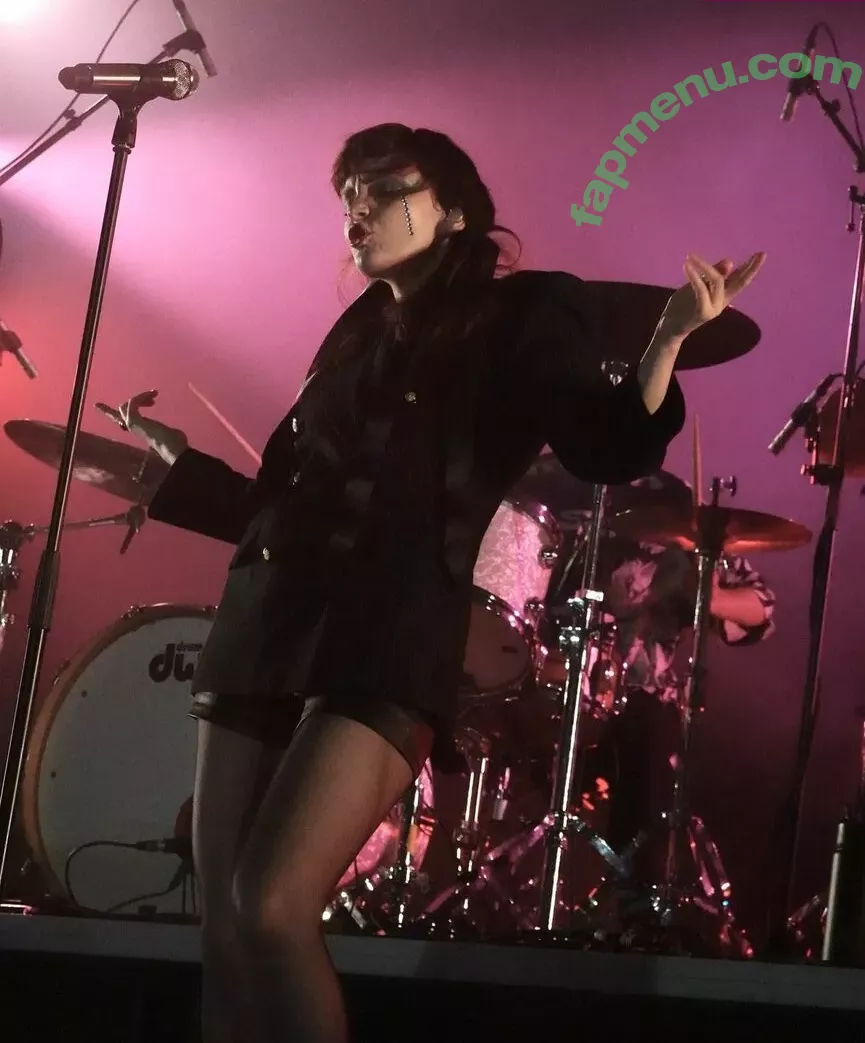 Lauren Mayberry nude photo #1205 (laurenevemayberry)