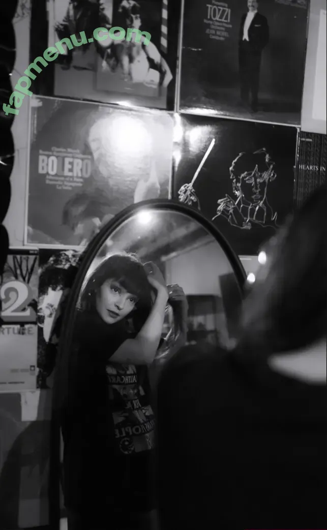 Lauren Mayberry nude photo #1233 (laurenevemayberry)