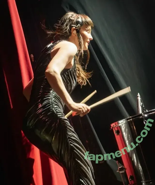 Lauren Mayberry nude photo #1250 (laurenevemayberry)