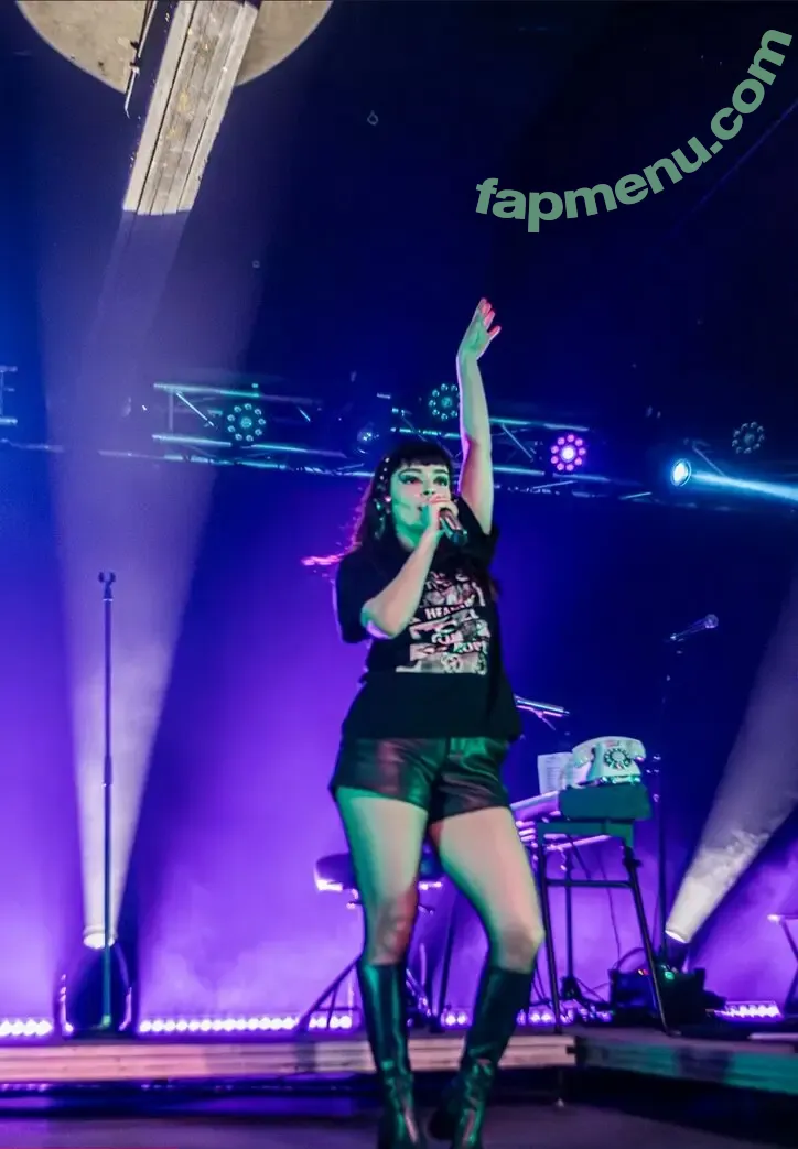 Lauren Mayberry nude photo #1251 (laurenevemayberry)