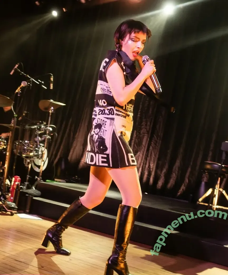 Lauren Mayberry nude photo #1273 (laurenevemayberry)