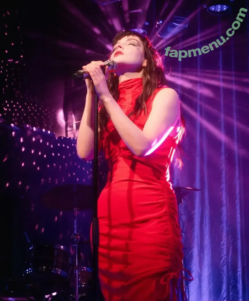 Lauren Mayberry nude photo #1331 (laurenevemayberry)