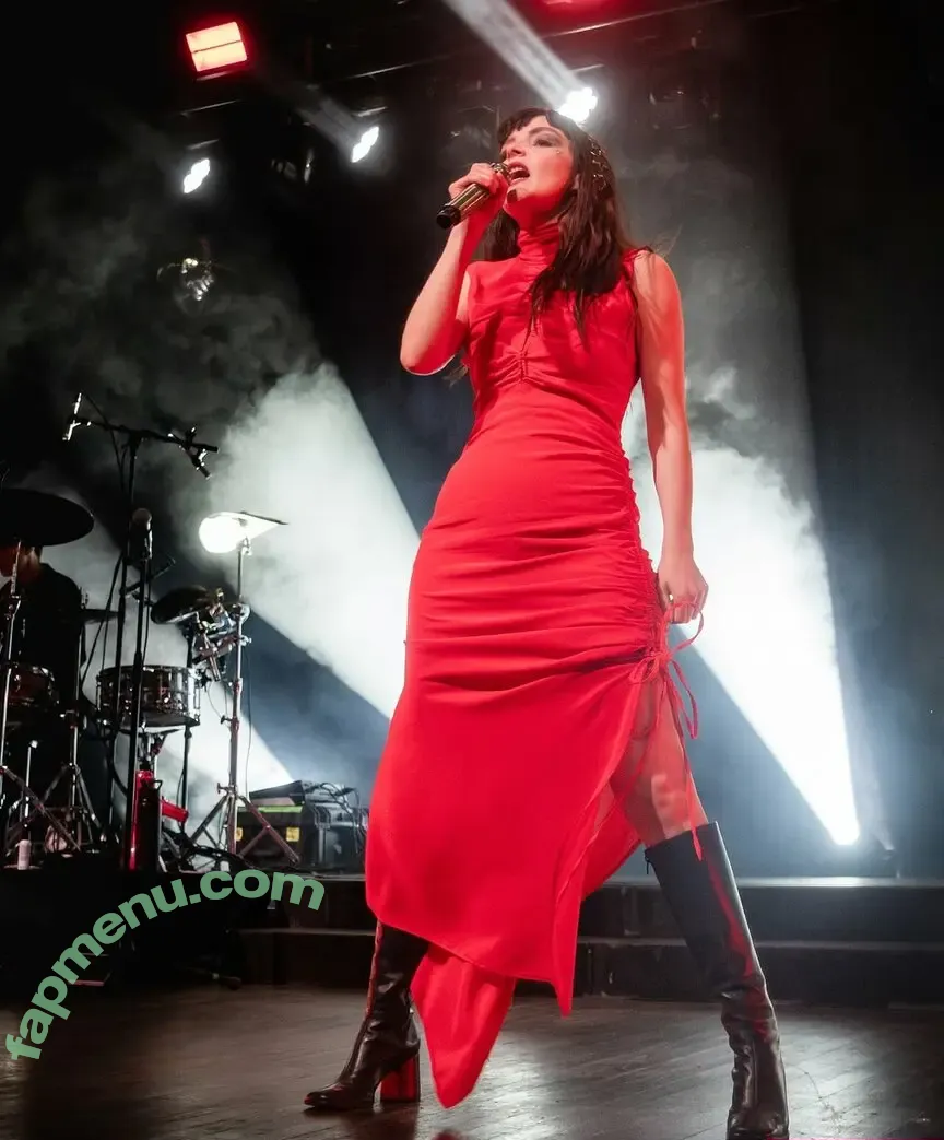 Lauren Mayberry nude photo #1332 (laurenevemayberry)