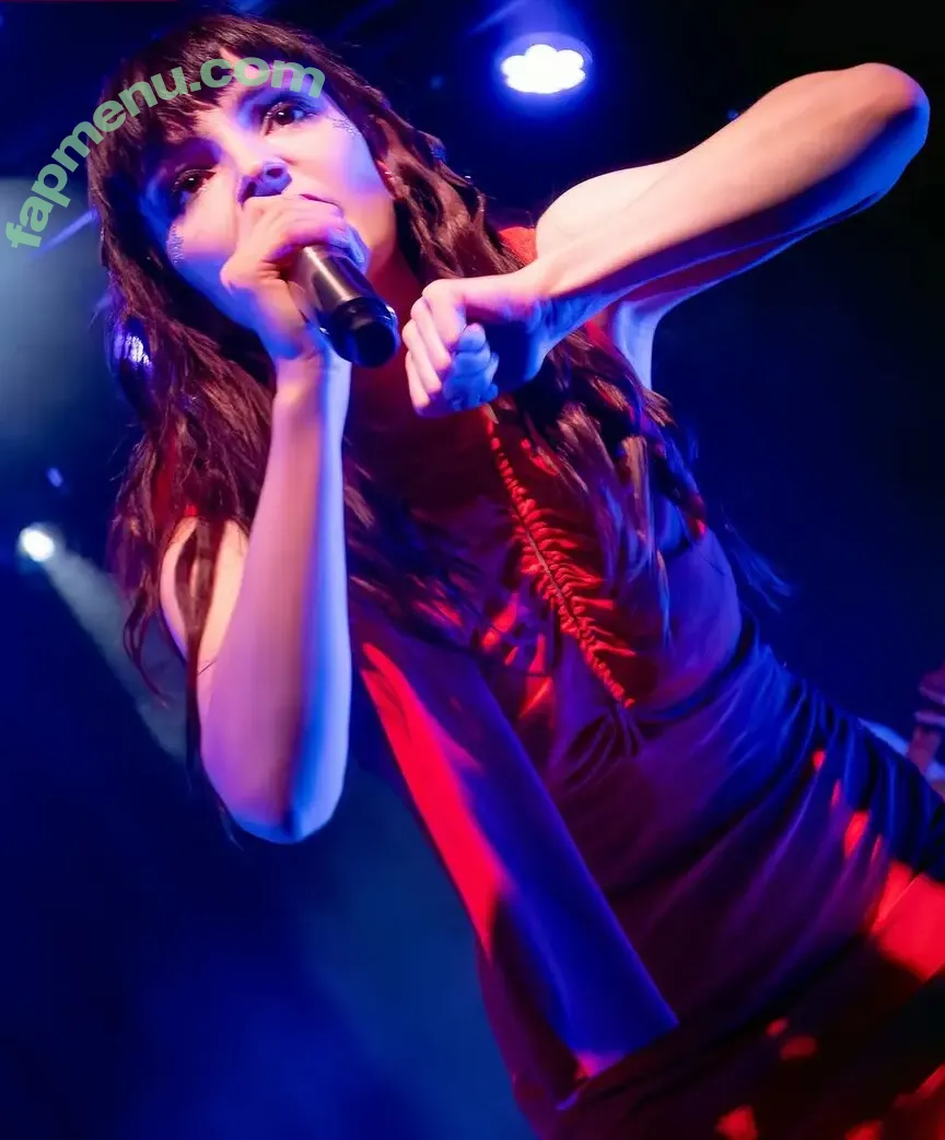 Lauren Mayberry nude photo #1336 (laurenevemayberry)