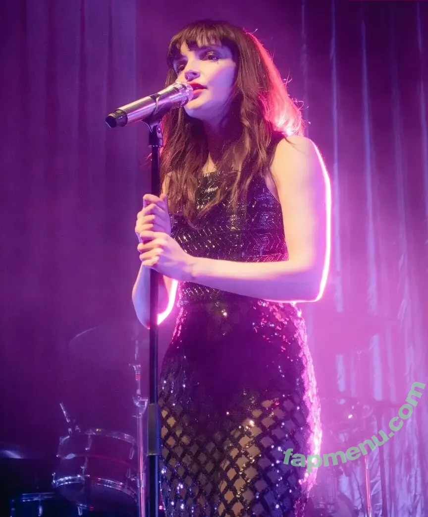 Lauren Mayberry nude photo #1343 (laurenevemayberry)