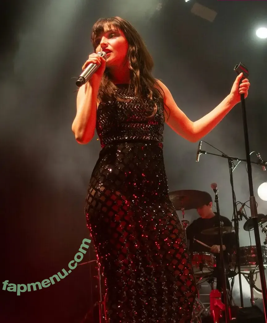 Lauren Mayberry nude photo #1355 (laurenevemayberry)