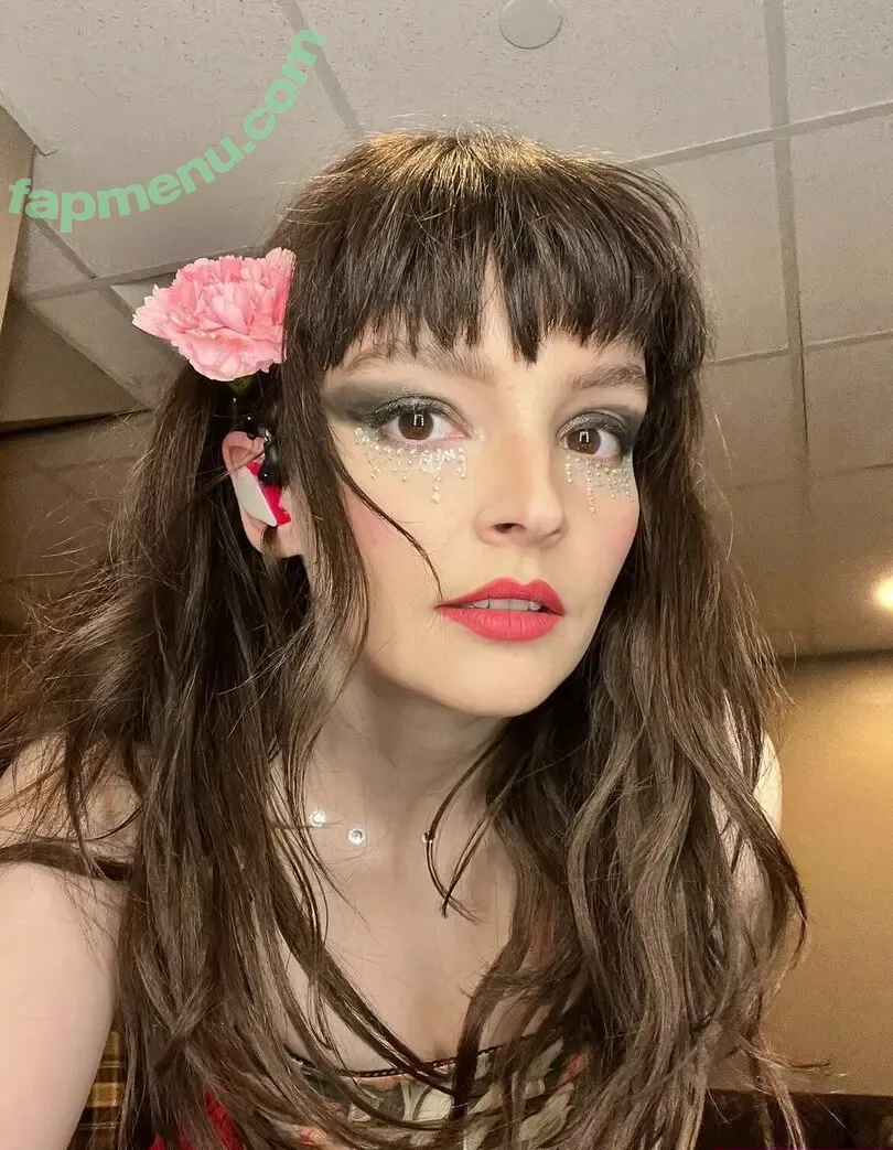 Lauren Mayberry nude photo #1356 (laurenevemayberry)
