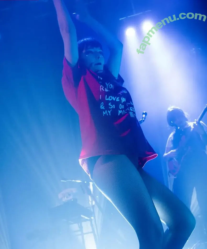 Lauren Mayberry nude photo #1372 (laurenevemayberry)