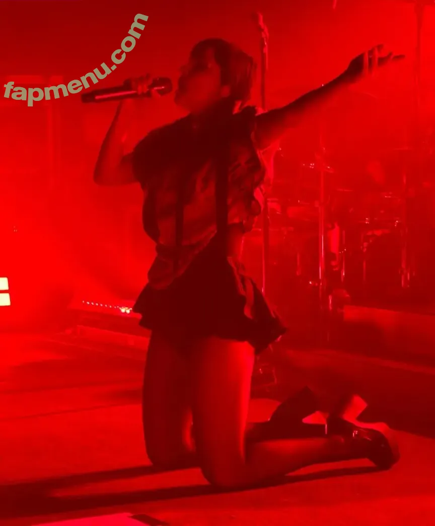 Lauren Mayberry nude photo #1406 (laurenevemayberry)