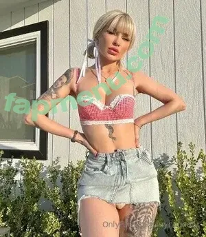 laynabootv / layna.me nude photo #0015