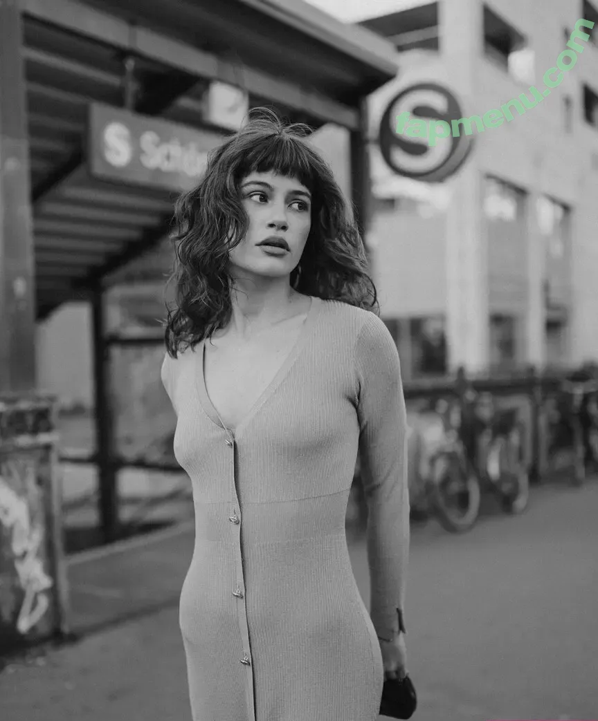 leleberlin nude photo #0061 (Lea Naumann)