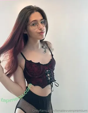 lenalevvenxo / lenalevvenxoxo nude photo #0042