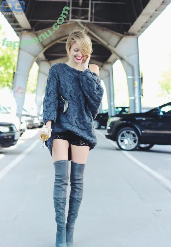 Leonie Hanne nude photo #0203 (leoniehanne / ohhcouture)