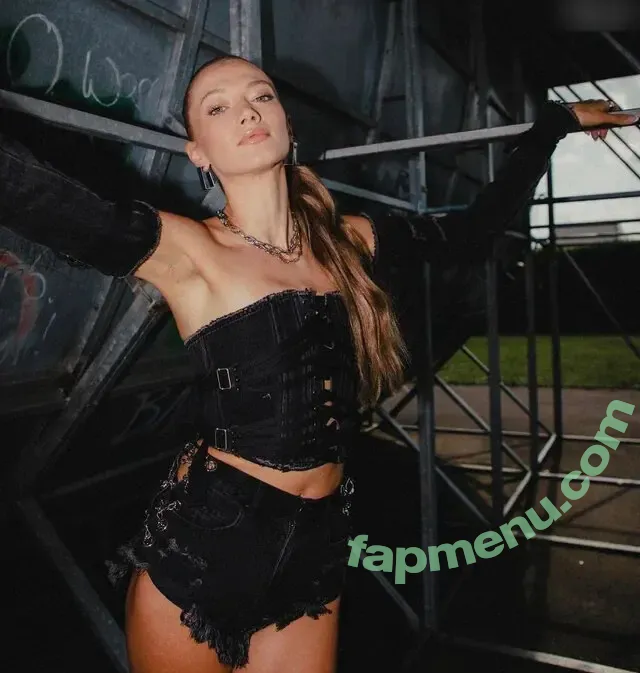 Leony Burger nude photo #0036 (Leony.music)