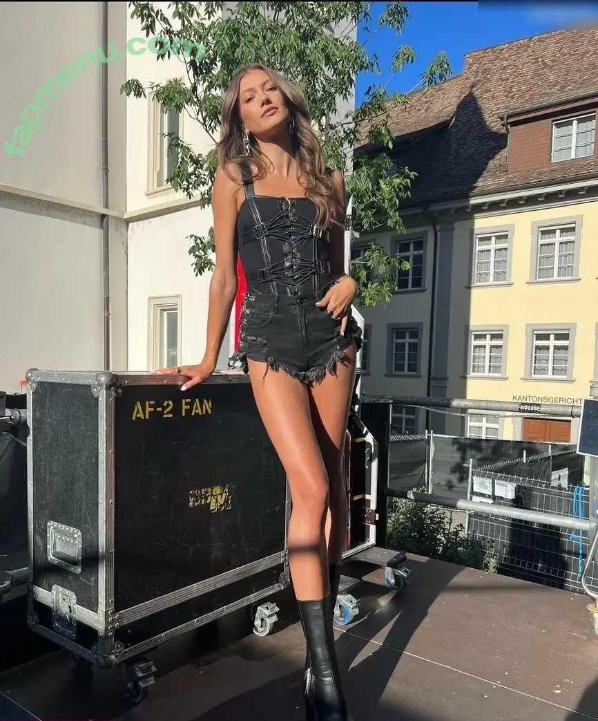 Leony Burger nude photo #0057 (Leony.music)