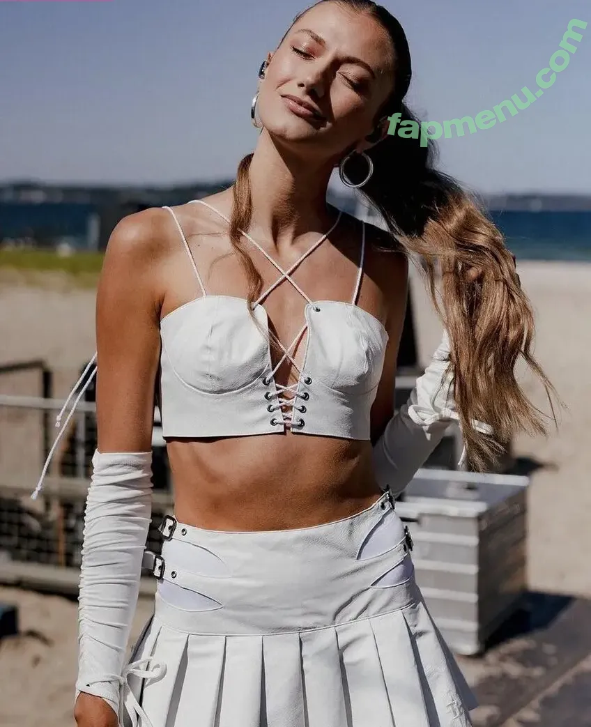 Leony Burger nude photo #0060 (Leony.music)