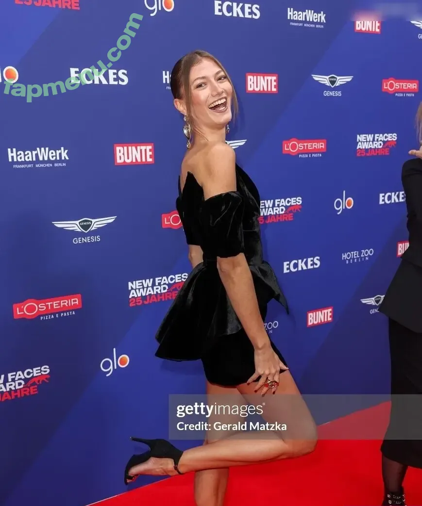 Leony Burger nude photo #0062 (Leony.music)