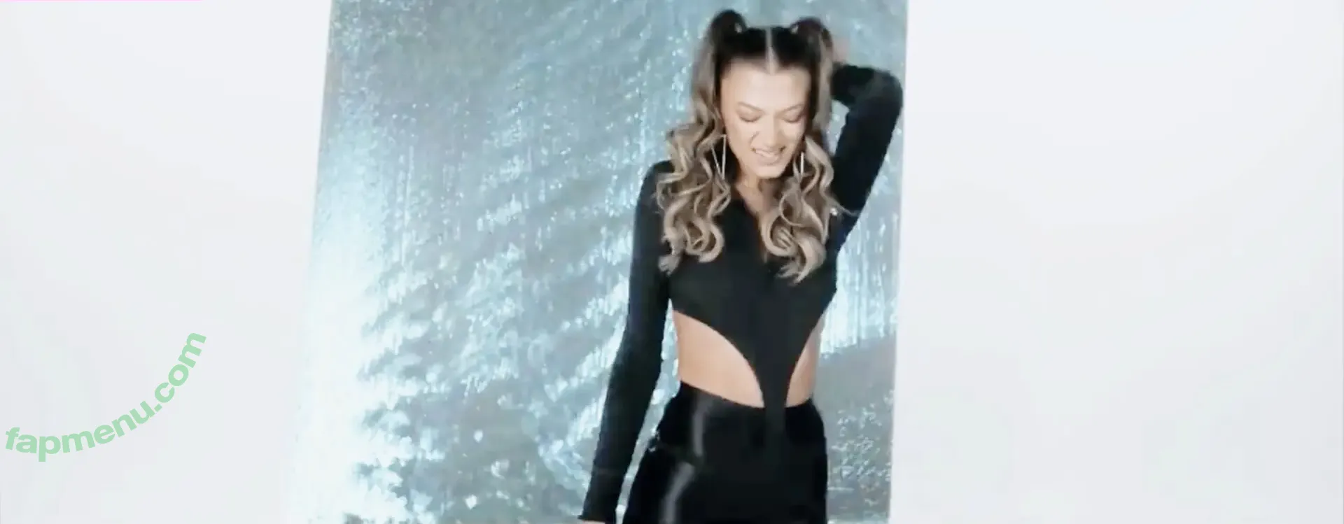 Leony Burger nude photo #0077 (Leony.music)