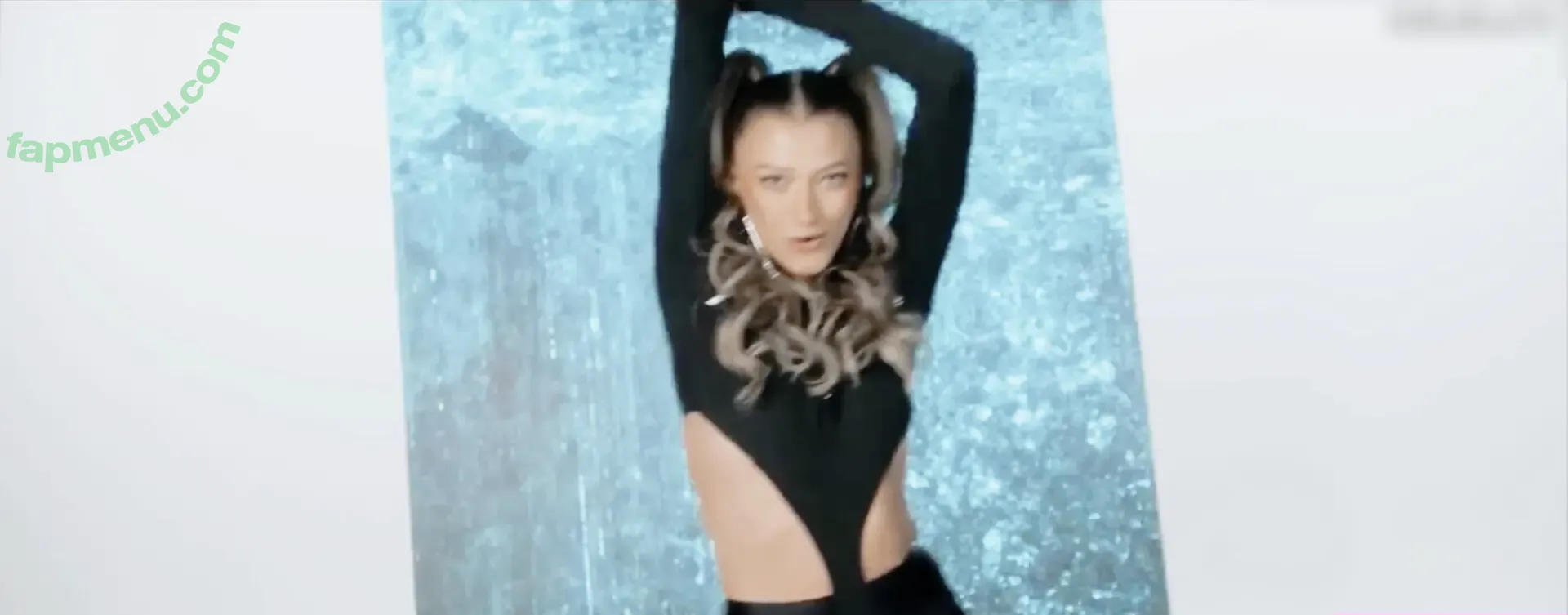 Leony Burger nude photo #0081 (Leony.music)