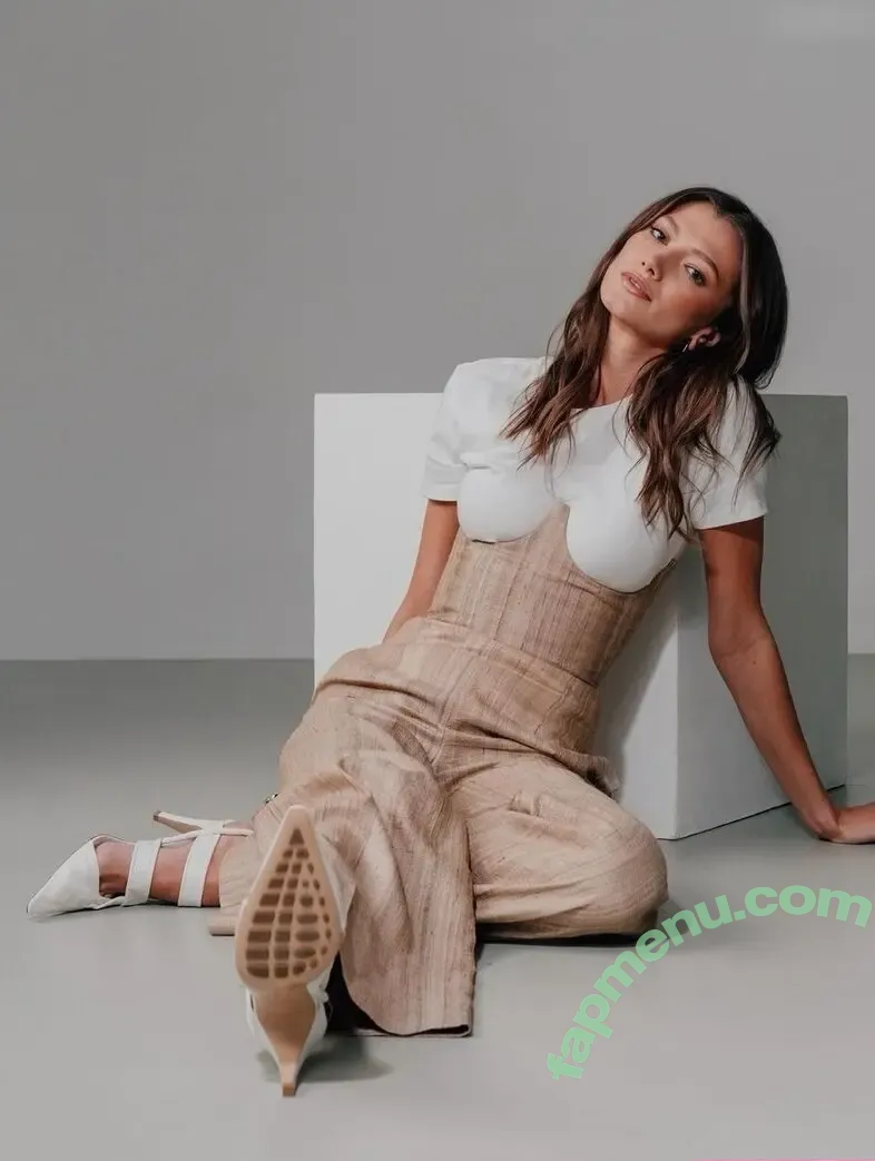 Leony Burger nude photo #0142 (Leony.music)