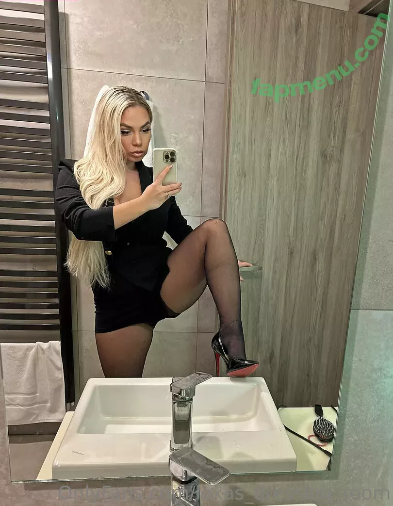 lexas_dressing_room nude photo #0033 (lexas_dressing_room)