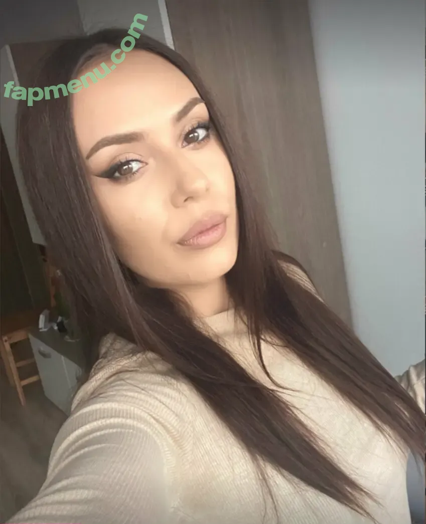 leyllaq nude photo #0025 (leyllaqueiroz)