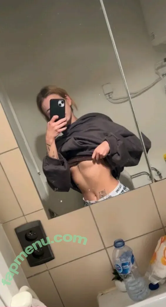 Lil Lau nude photo #0013 (Lauonly150 / laulost148584 / lil___lau / littlelau)