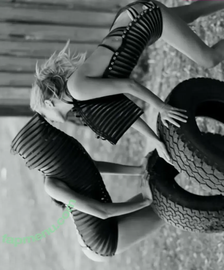 Lila Moss nude photo #0225 (lilamoss)