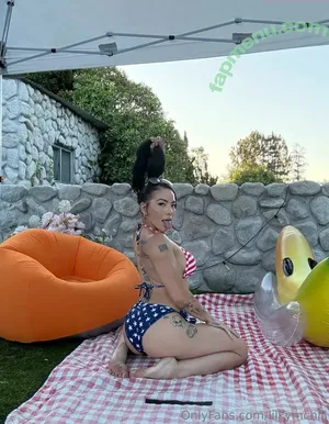 lilkymchiii / danellemfishback nude photo #0086