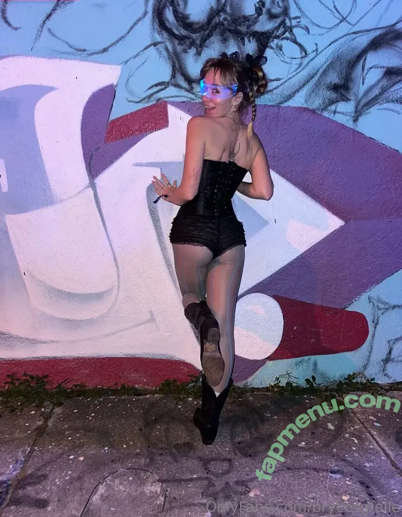 lillyellefree nude photo #0008 (lilliefree)