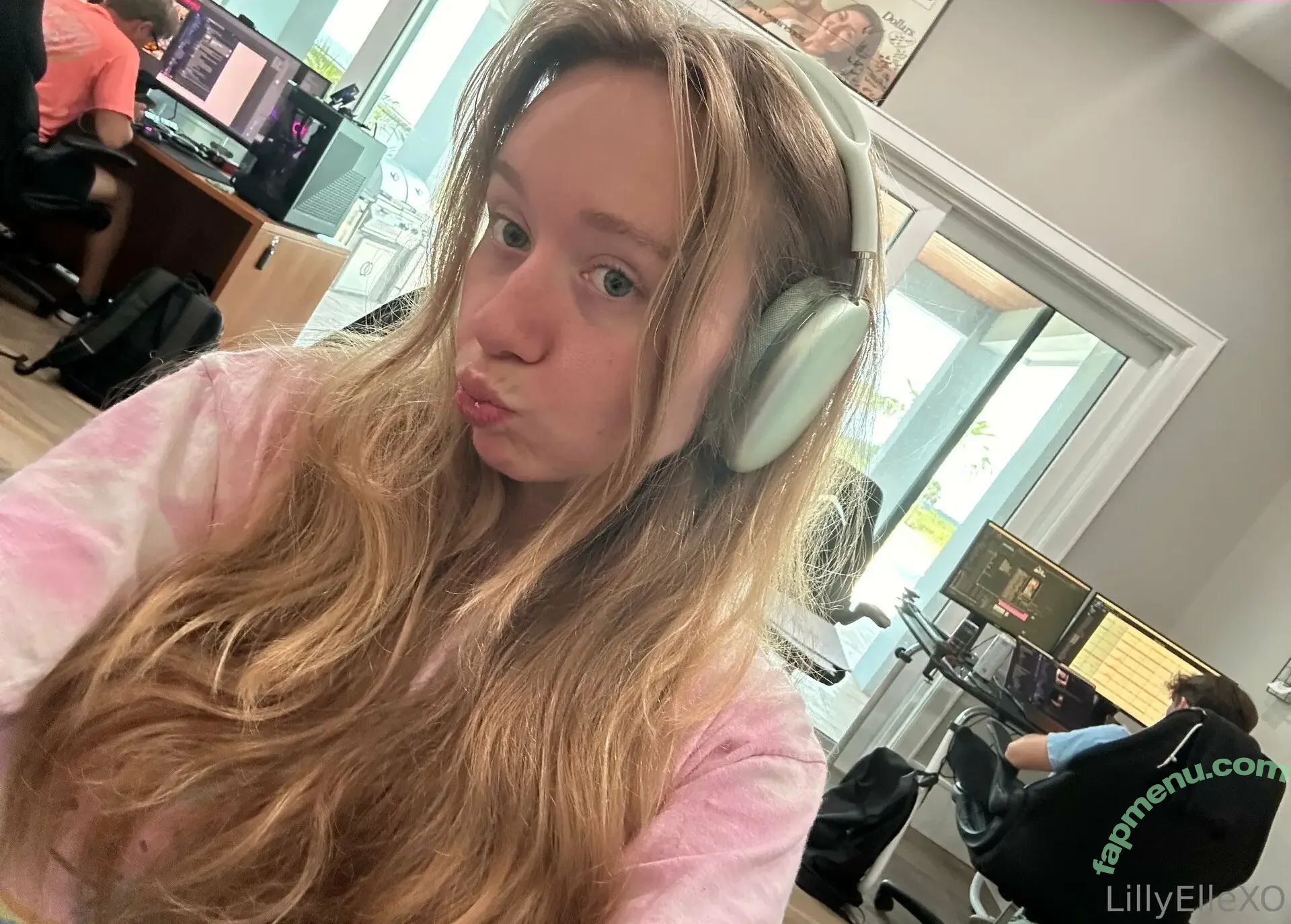 lillyellexo nude photo #0012 (lillyellexo)