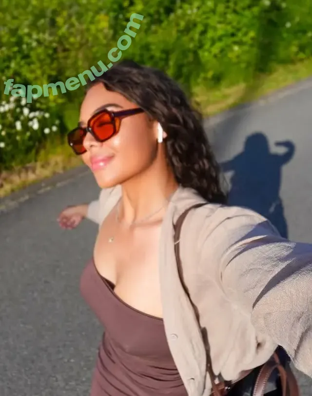 Lilnomib nude photo #0015 (Lilnomib)