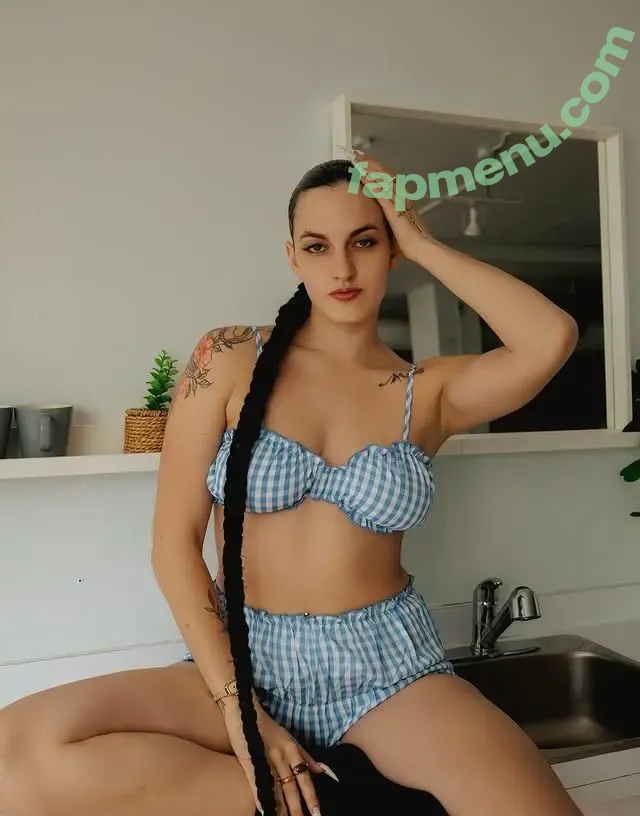 Lilou Cheyenne nude photo #0001 (lcwewannaparty / liloucheyenne / liloucheyenne.official)