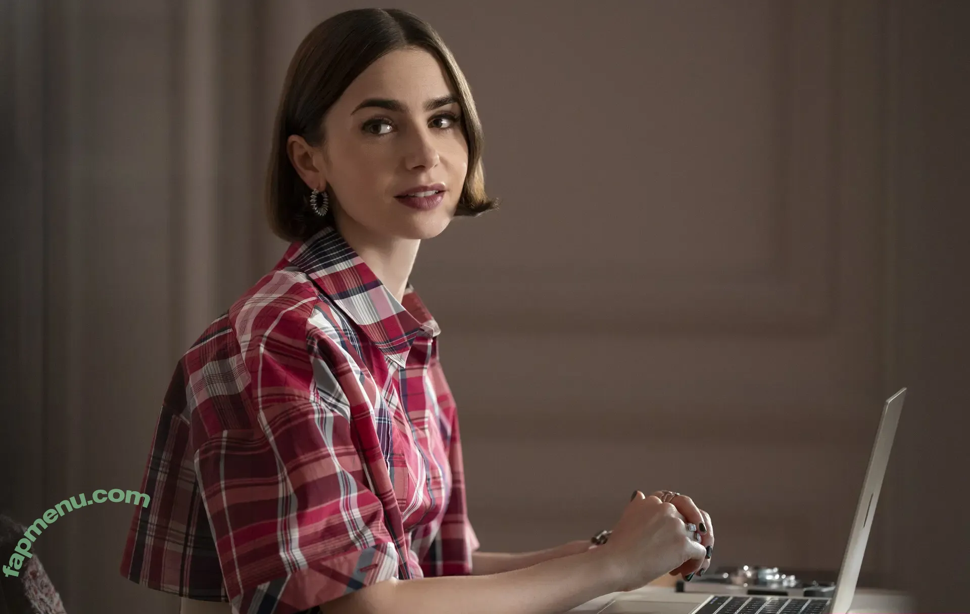 Lily Collins nude photo #1430 (lily_collins / lilyjcollins)