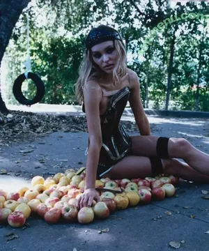 Lily-Rose Depp / Lily Rose Depp / lilyrose_depp / lilyrosemeldepp nude photo #0015