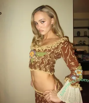 Lily-Rose Depp / lilyrose_depp / lilyrosemeldepp nude photo #0390