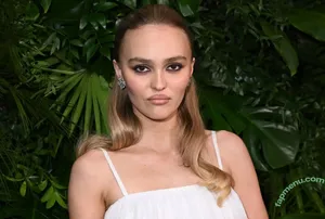 Lily-Rose Depp / lilyrose_depp / lilyrosemeldepp nude photo #0049