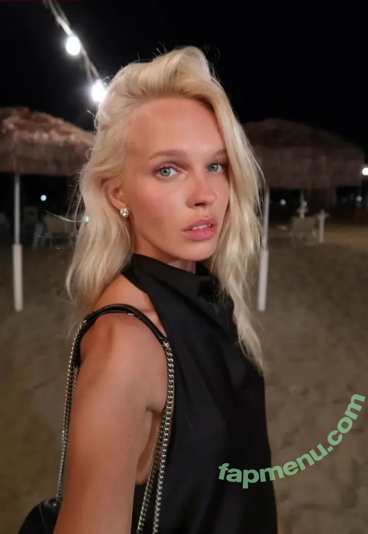 lilycrys nude photo #0002 (lily_krys_)